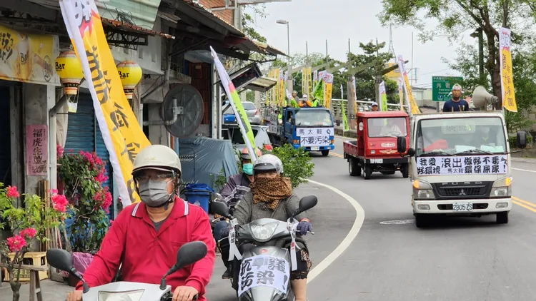 遊行車隊行經光復鄉大街小巷。黃瑞娟攝