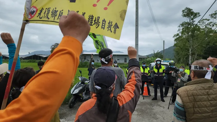 警方在養牛場門口維持秩序，避免衝突產生。黃瑞娟攝