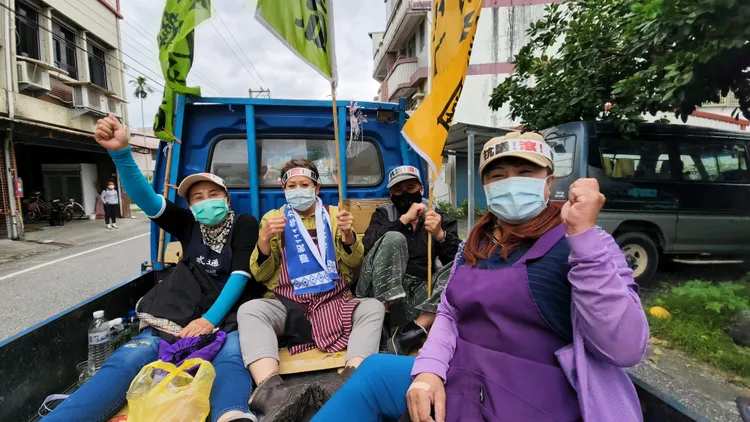 部落居民參與車隊遊行。黃瑞娟攝