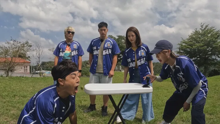 朱宇謀（左）玩遊戲，神接打橄欖。中視提供