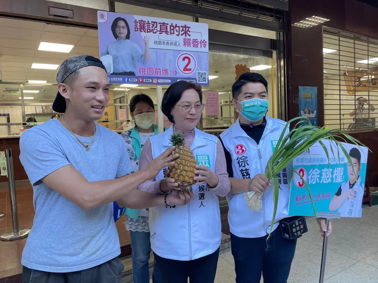 賴香伶拜票獲支持者送鳳梨和大蒜祝福她高票當選。賴香伶競辦提供