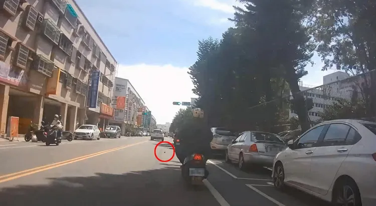 民眾亂丟檳榔渣汁。台東縣環保局提供