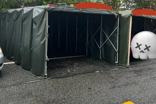 行動車棚「佔車道1/3」當自家停車位　她傻眼「你不尷尬尷尬就是別人」