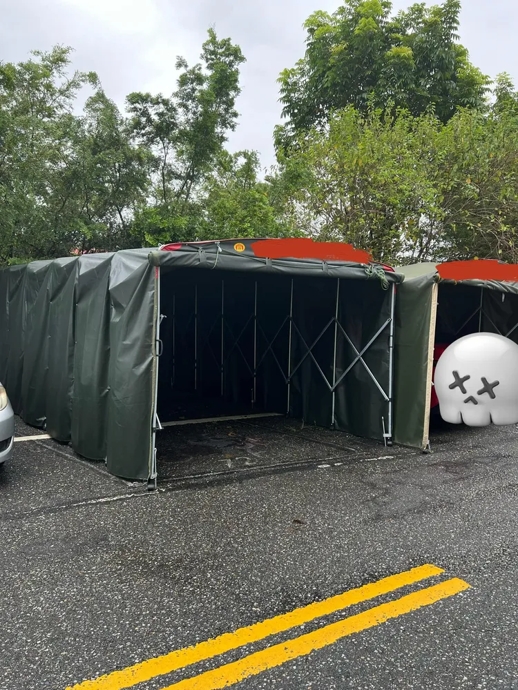 清楚看到馬路1/3被他的車棚給佔據，影響行車。翻攝爆料公社