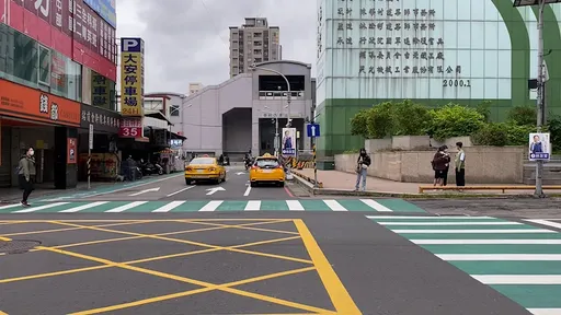 排班插隊馬路旁上演鐵公雞 3打1!4運將扭打一團下場出爐