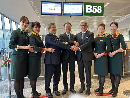 長榮航米蘭-台北首航　台籍旅客及外國客各佔一半