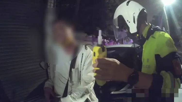 警方在100公尺外逮捕陳男並對他實施酒測。蘆洲警分局提供