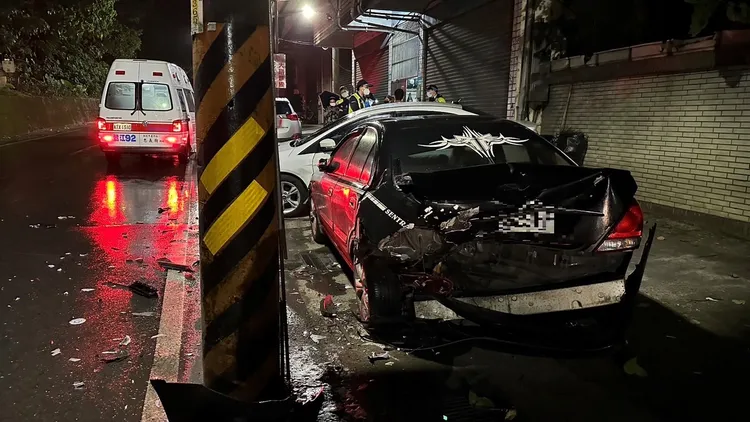 被波及的轎車車尾嚴重毀損。蘆洲警分局提供