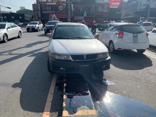 彰化這輛車猛了 一個 MOVE開上分隔島