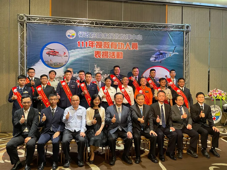 行政院國家搜救指揮中心每年都會從外交、國防、教育、警政及消防等15個單位中選拔出20名搜救有功人員。新竹縣消防局提供