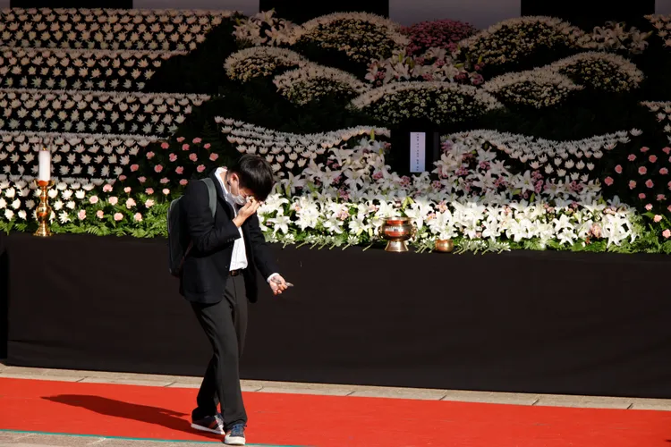 一名學生弔唁完，哭著離開。路透社