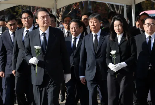 尹錫悅偕妻弔唁梨泰院踩踏罹難者　南韓政府支援喪葬醫療費