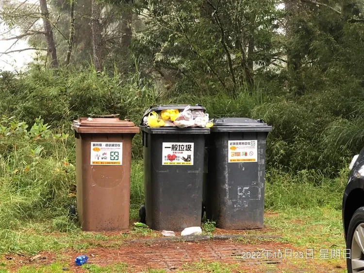由於林道內的垃圾桶，造成垃圾堆積嚴重，因此玉管處將於明年元旦移除。玉管處提供