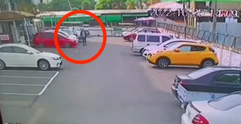 吳姓男子（紅圈處）將車輛開至彰化，並於旅社停車場停車後步行離去。民眾提供