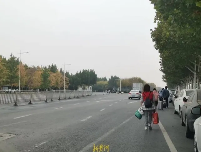 鄭州廠員工透露，10月29日開始每天都能看到拖著行李往外走的返鄉同事們。翻攝新黃河
