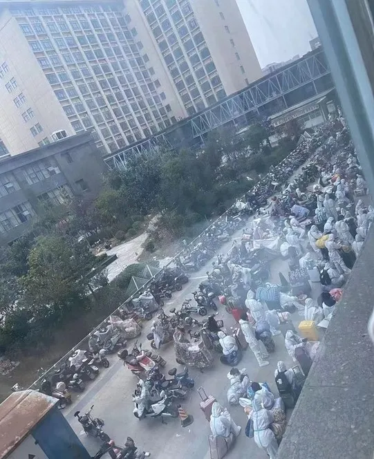 鄭州廠員工收到通知，自願返鄉員工公司不會阻攔，但需提前向家鄉報備，核酸陰性願意回去的算自離。翻攝新黃河