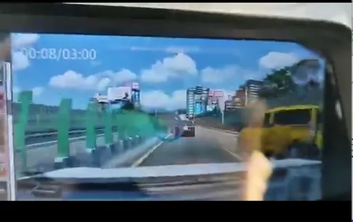 兩寶爭道上演玩命關頭！他無辜褲底一包　網友驚喊：阿娘喂