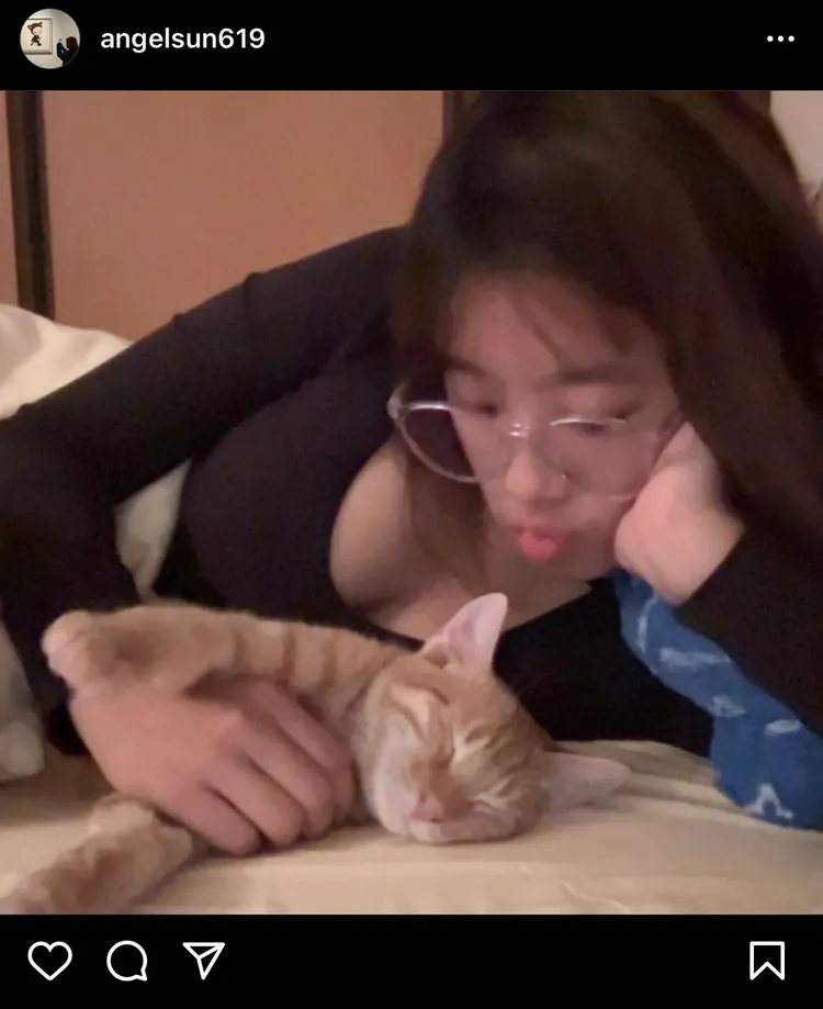 賈靜雯將滿18歲的大女兒梧桐妹，日前在社群po出躺床上抱貓的萌照，小露半球令人難以忽視。翻攝梧桐妹IG