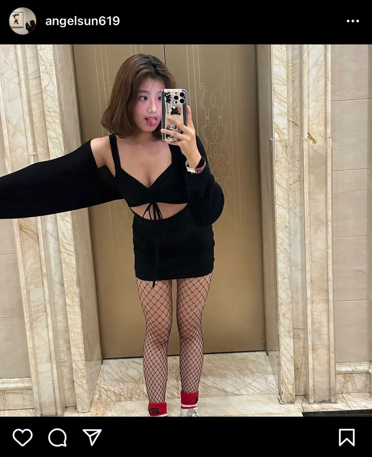 賈靜雯17歲的大女兒梧桐妹（Angel），日前在社群平台PO出穿著火辣性感的照片。翻攝梧桐妹IG