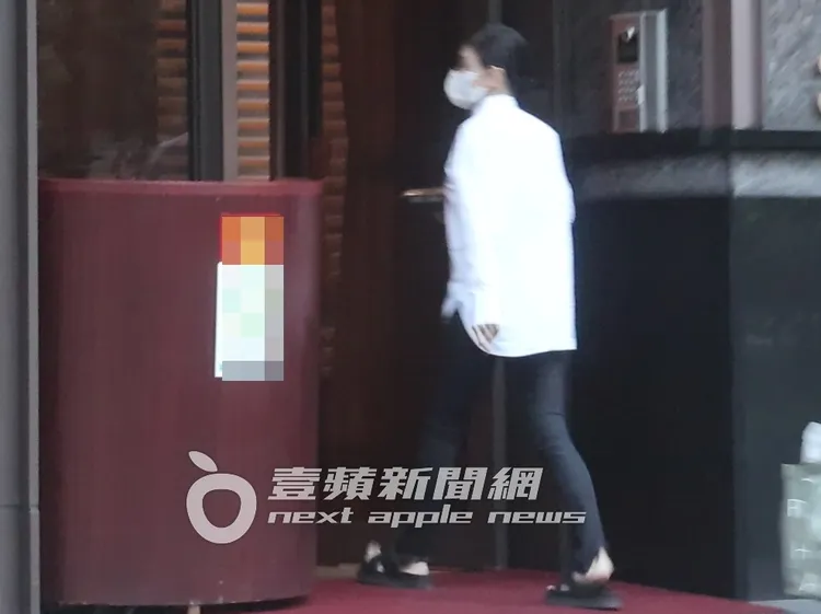 女神賈靜雯穿著襯衫、牛仔褲，搭配時尚拖鞋，下保母車準備回家。特勤中心攝