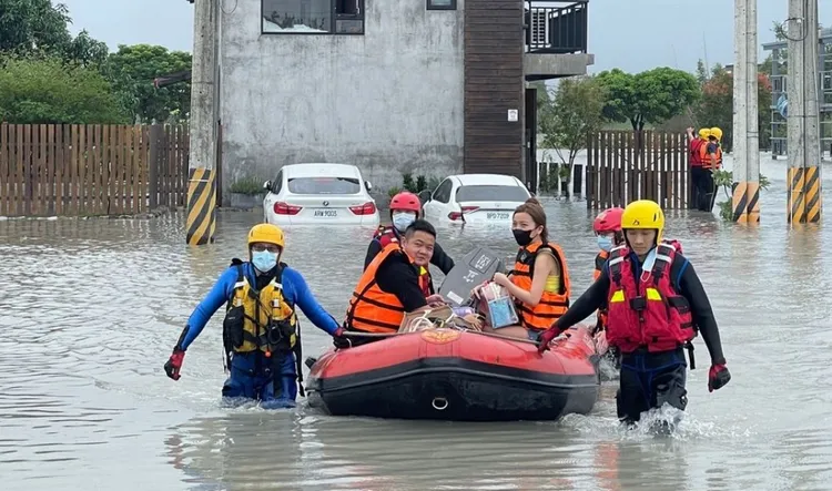 宜蘭1家民宿附近淹水，消防局出動橡皮艇救援受困民眾。資料照片