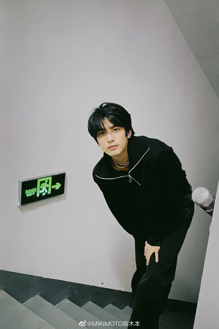 中國男星宋威龍以纏繞的佩戴巧思，將M Code系列長鍊戴出宛若雙圈頸鍊般的獨特造型。翻攝MIKIMOTO微博