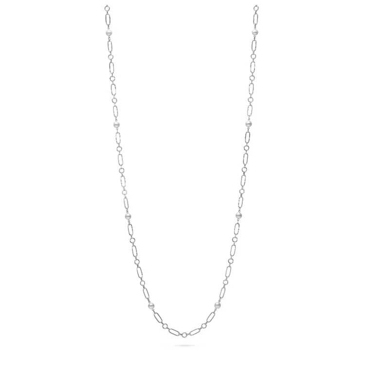 M Code系列18K白金珍珠長鍊83cm款，19萬8000元。品牌提供