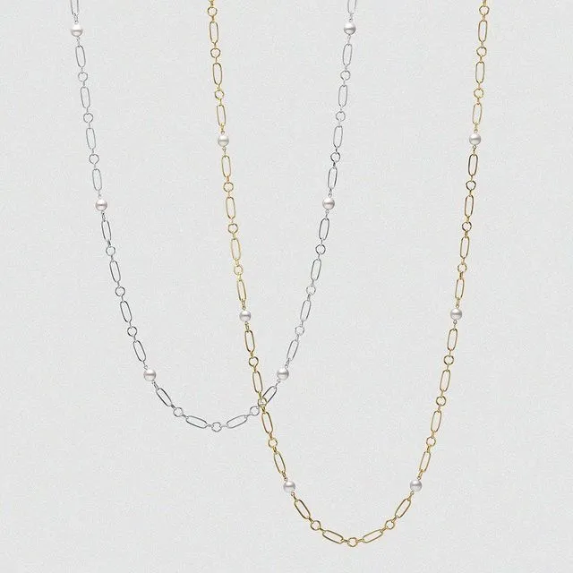 M Code系列透過幾何造型鍊節與穿插其間的Akoya珍珠，呈現如摩斯密碼般時通時斷的節奏感。翻攝official_mikimoto IG