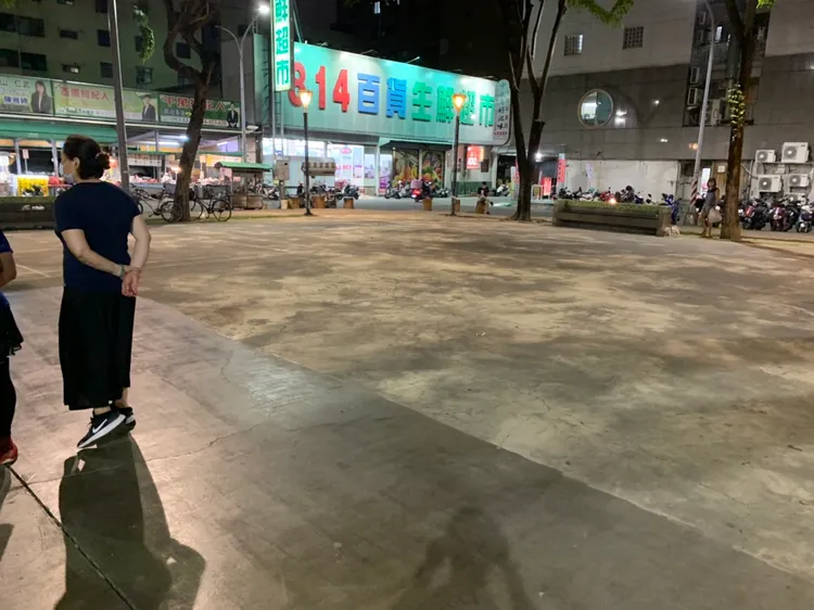 葉姓男子酒後在義民廟旁的廣場，疑似與另名男子拉扯而跌倒受傷，警方已將雙方帶回警局釐清案情。讀者提供