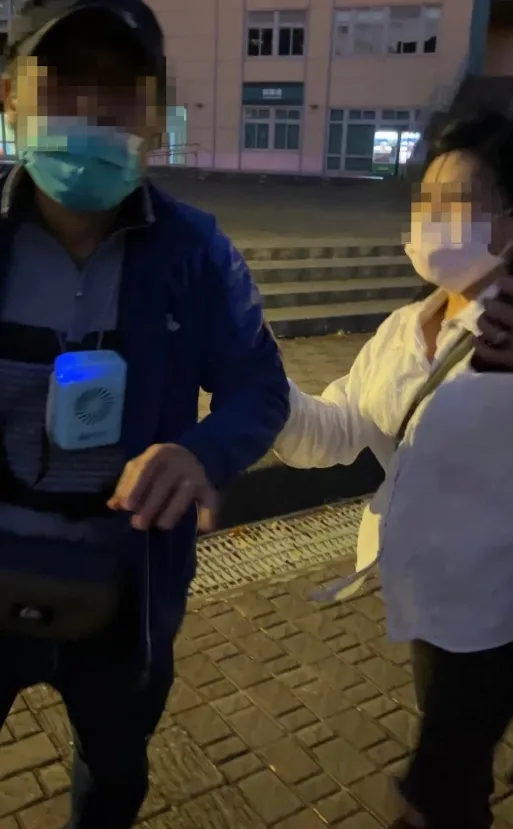 老翁不滿婦人在公園內抽菸上前理論。翻攝自臉書社團天母幫