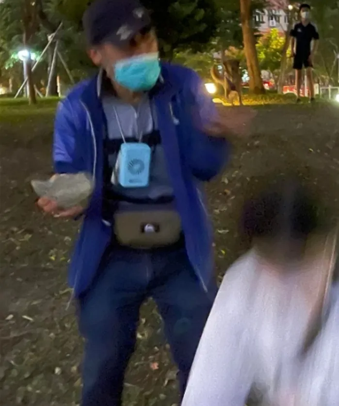 老翁手持石頭追擊。翻攝自臉書社團天母幫