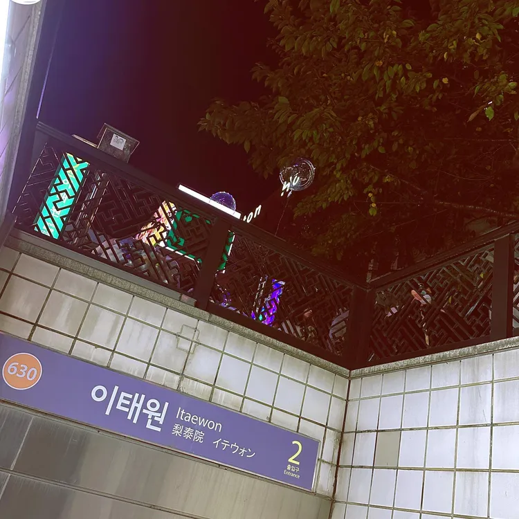 安琪在咖啡館頂樓往下一看，看到宛如災難片的救援現場畫面。翻攝IG/angelchiutw