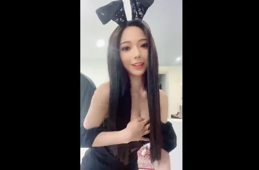 黑兔美眉中空薄紗熱舞　最後香吻讓網友暴動了