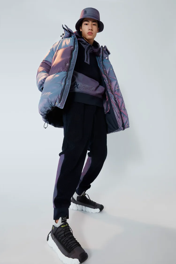 A|X Armani Exchange 2022秋冬系列以夜生活與音樂世界為主題，反映年輕世代的生活風格。品牌提供
