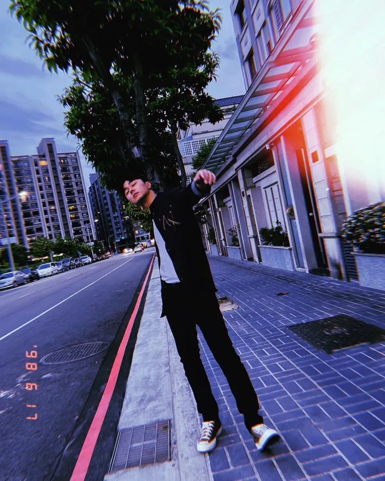 施柏宇穿搭A|X秋冬系列服飾率性完成街拍照。翻攝patrick8589 IG