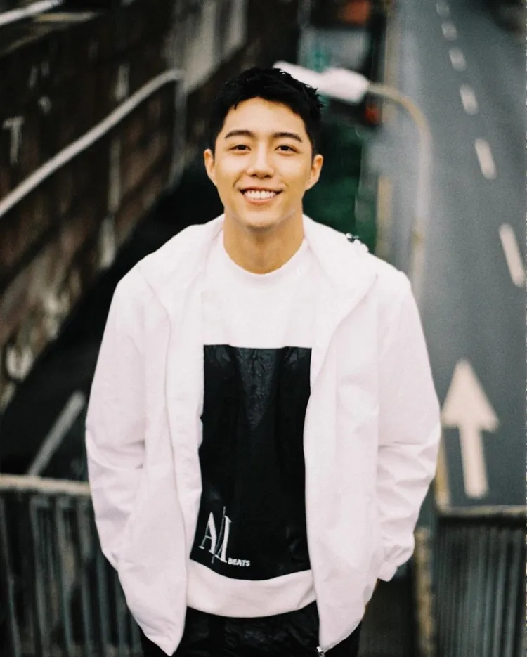 蔡凡熙以A|X logo T恤與寬鬆短褲搭出極簡潮流味。翻攝caiven.c IG
