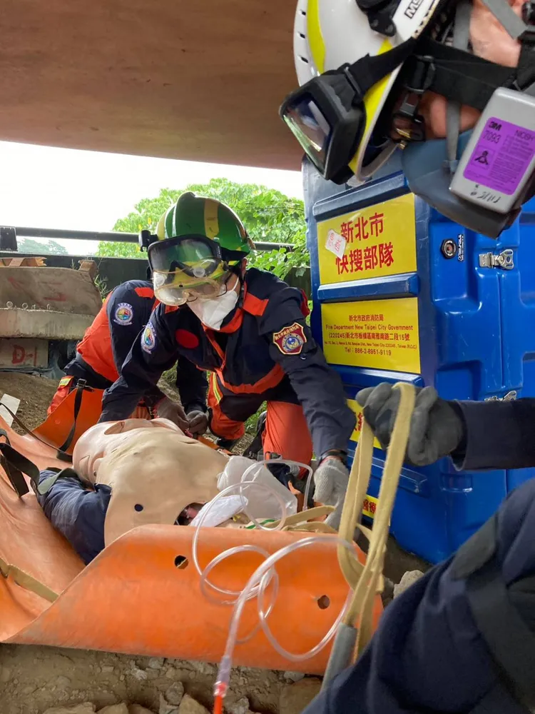 新北消防局長黃德清表示，非常重視此次特搜結合醫療跨領域合作訓練，期盼新北市快搜部隊能有災害現場進行外科手術之能力，挽救更多災區人命。新北市消防局提供