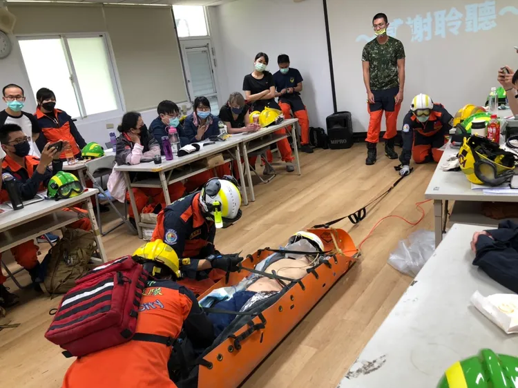 重型搜救醫療組從最開始僅有2名醫師，現今已有16名醫師可在災害發生時配合徵召前往災區。新北市消防局提供