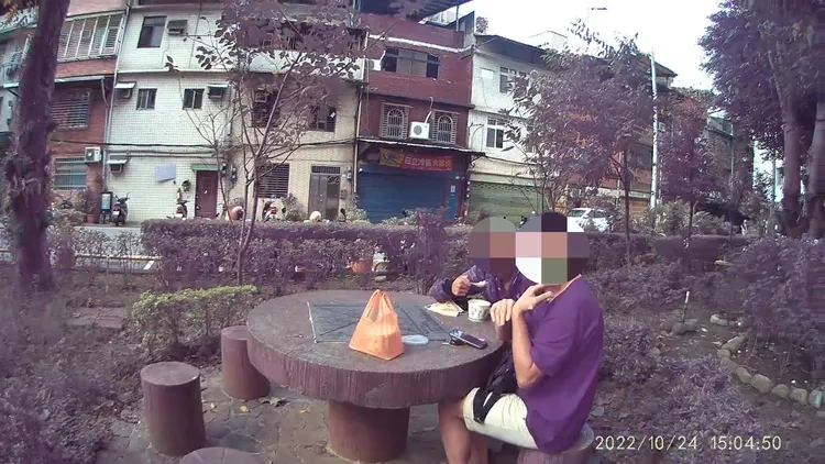 警方發現張男與呂男在公園內吃豆花，但見到警方後神色慌張。新北市保大提供