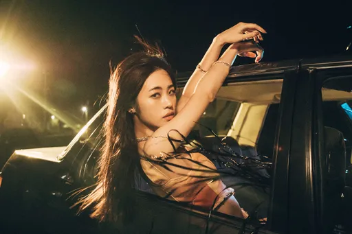 張語噥睽違2年出新專輯　MV爆破燒掉復古車