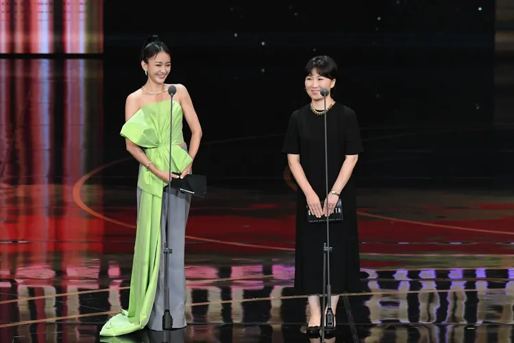 朴海英（右）現身讓網友驚呼。三立提供