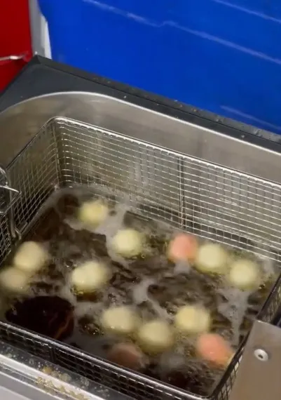 湯圓在油鍋裡滾動的畫面超療癒。