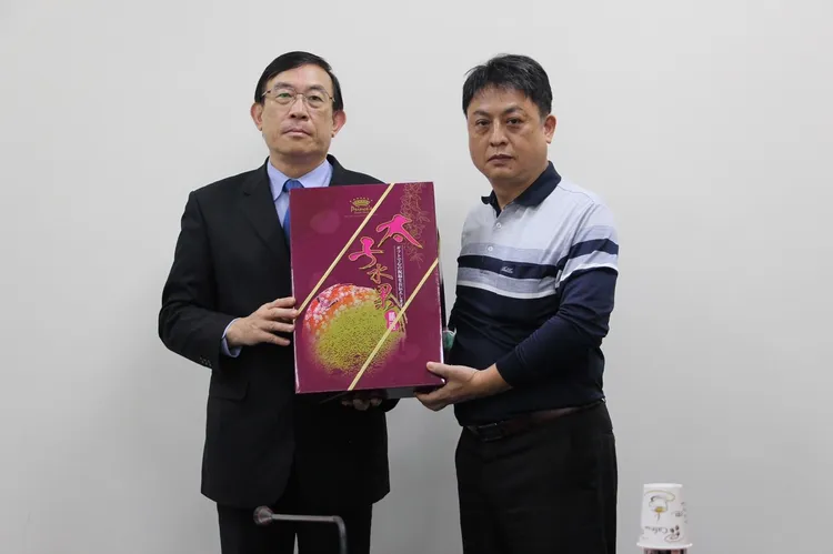 檢察總長邢泰釗（左）頒發水果禮盒給查賄有功檢察官。苗栗地檢署提供