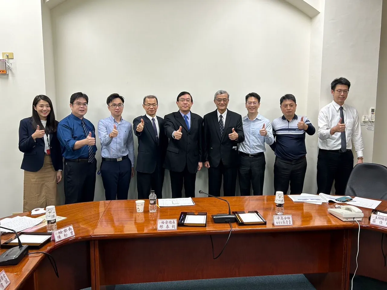 苗栗查賄績效全國首屈一指,檢察總長邢泰釗(中)下午到苗檢打氣、肯定付出。苗栗地檢署提供