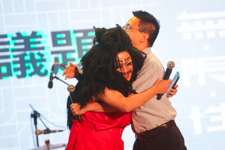 羅一鈞與愛滋感染者擁抱。賴昀岫攝