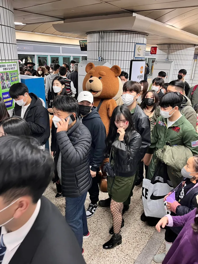 昨晚到梨泰院參加萬聖節的人潮。翻攝劉冠吟臉書