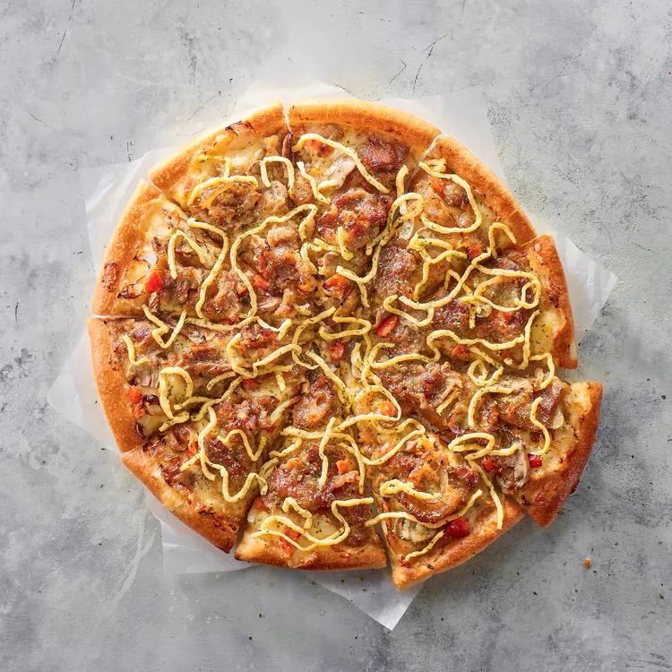 必勝客以日本壽喜燒醬汁烹煮美國雪花牛、搭配鮮甜時蔬，打造出「大盛壽喜雪花牛比薩」，即日起採限店販售。業者提供