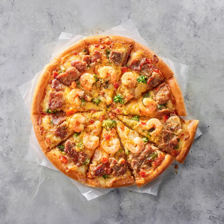 必勝客「法式卡非海陸比薩」選用世界名醬「巴黎卡非醬」 搭配BBQ烤肉、鮮美大蝦，即日起限時限量開賣。業者提供