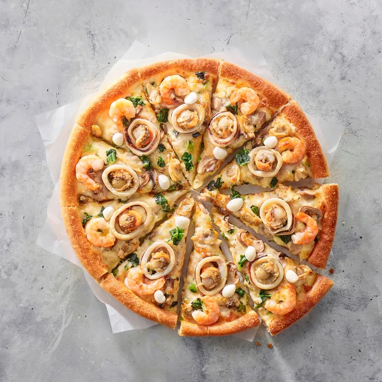 必勝客選用頂級松露牛肝菌菇醬搭配四款肥美海鮮，獻上「松露海鮮珍珠起司比薩」，挑戰饕客挑剔味蕾。業者提供