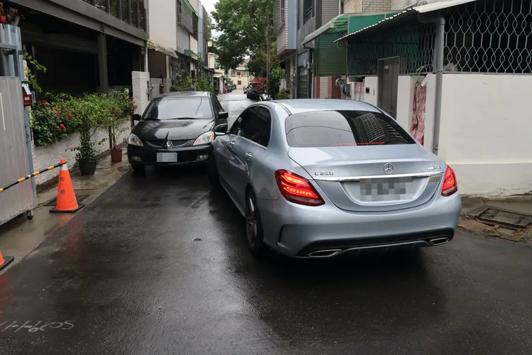 要右轉出來的駕駛人只會注意前方，為了要順利右轉通過時都會忽略右下方矮花圃，其高度剛好是車門位置。張喆喜攝